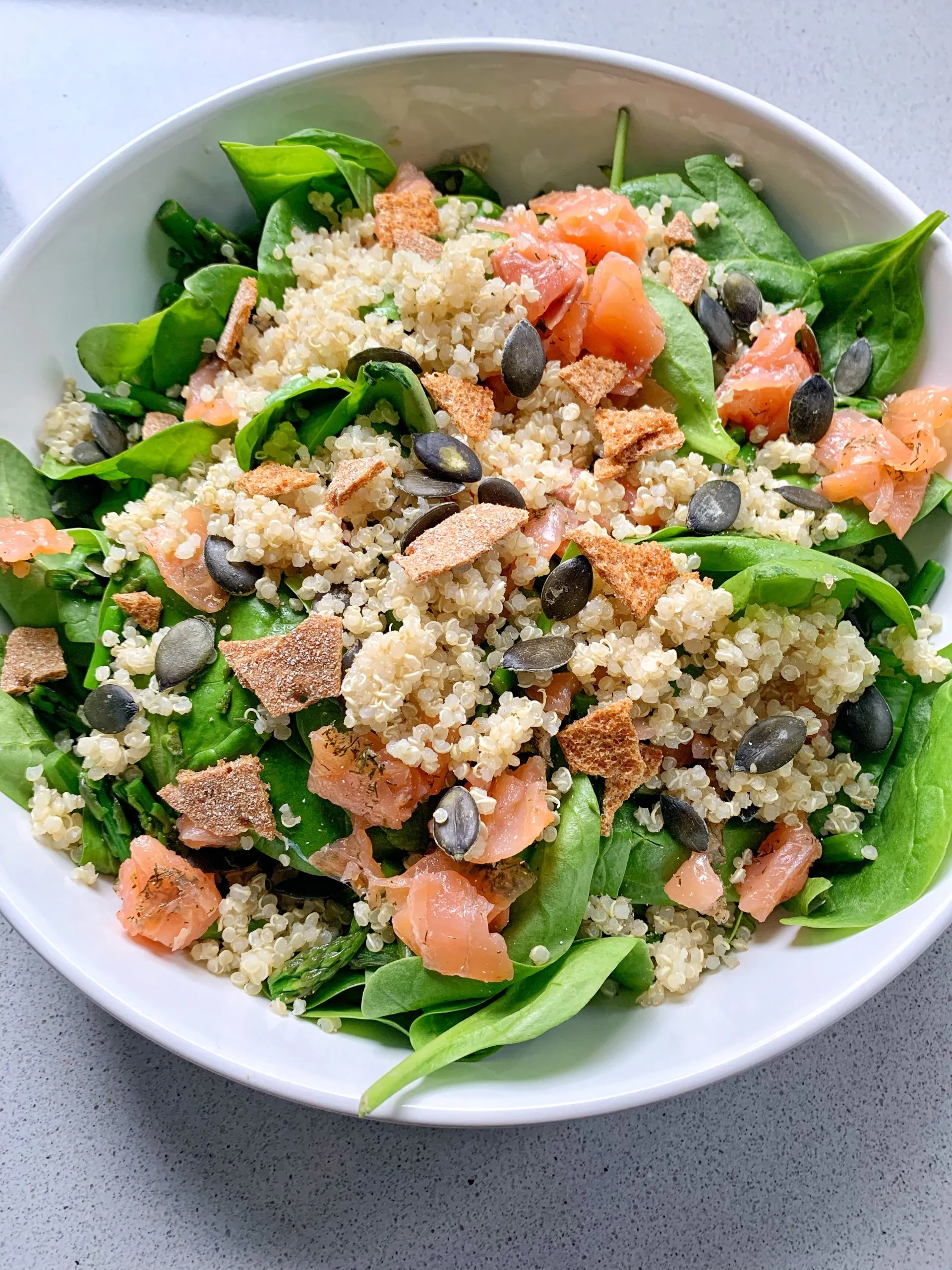 Ensalada-de-espinacas-quinoa-y-salmón-scaled